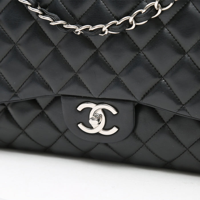 Chanel Timeless Maxi Jumbo handbag in black quilted leather - DETAIL 1