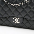 Chanel Timeless Maxi Jumbo handbag in black quilted leather - DETAIL 1