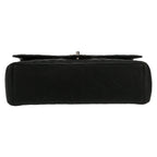Chanel Timeless Maxi Jumbo shoulder bag in black quilted grained leather - DETAIL 1