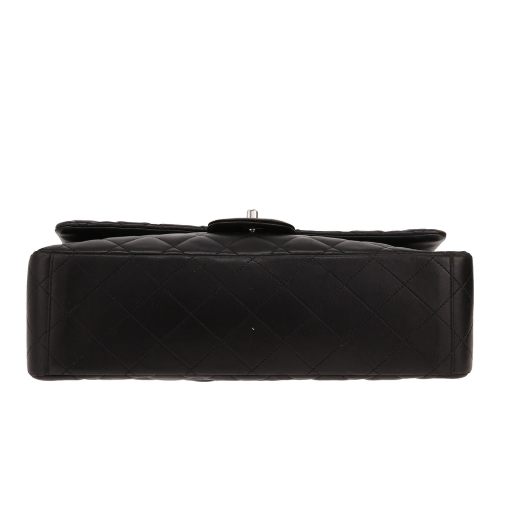 Chanel Timeless Maxi Jumbo shoulder bag in black quilted leather - DETAIL 1