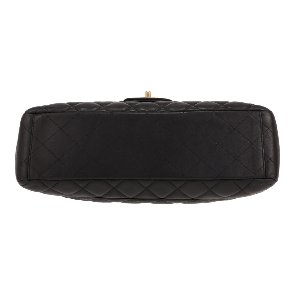 Chanel Timeless Maxi Jumbo shoulder bag in black quilted leather - DETAIL 1