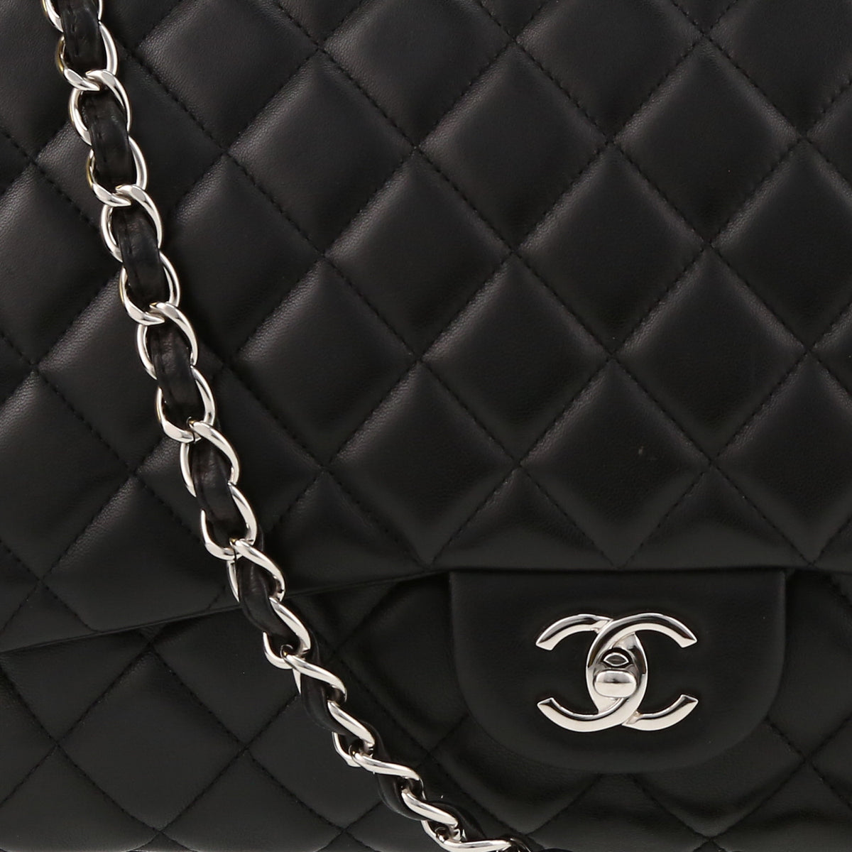 Chanel Timeless Maxi Jumbo shoulder bag in black quilted leather - DETAIL 1