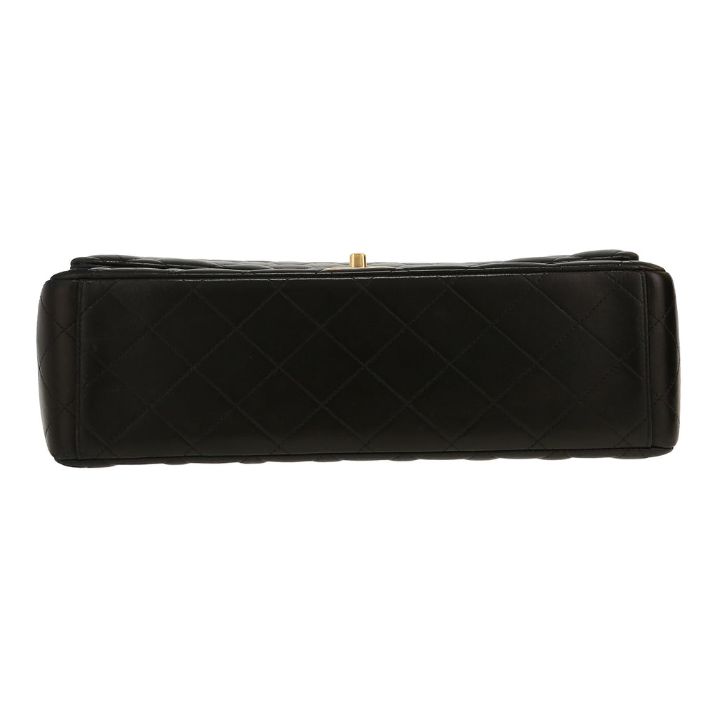 Chanel Timeless Maxi Jumbo shoulder bag in black quilted leather - DETAIL 1