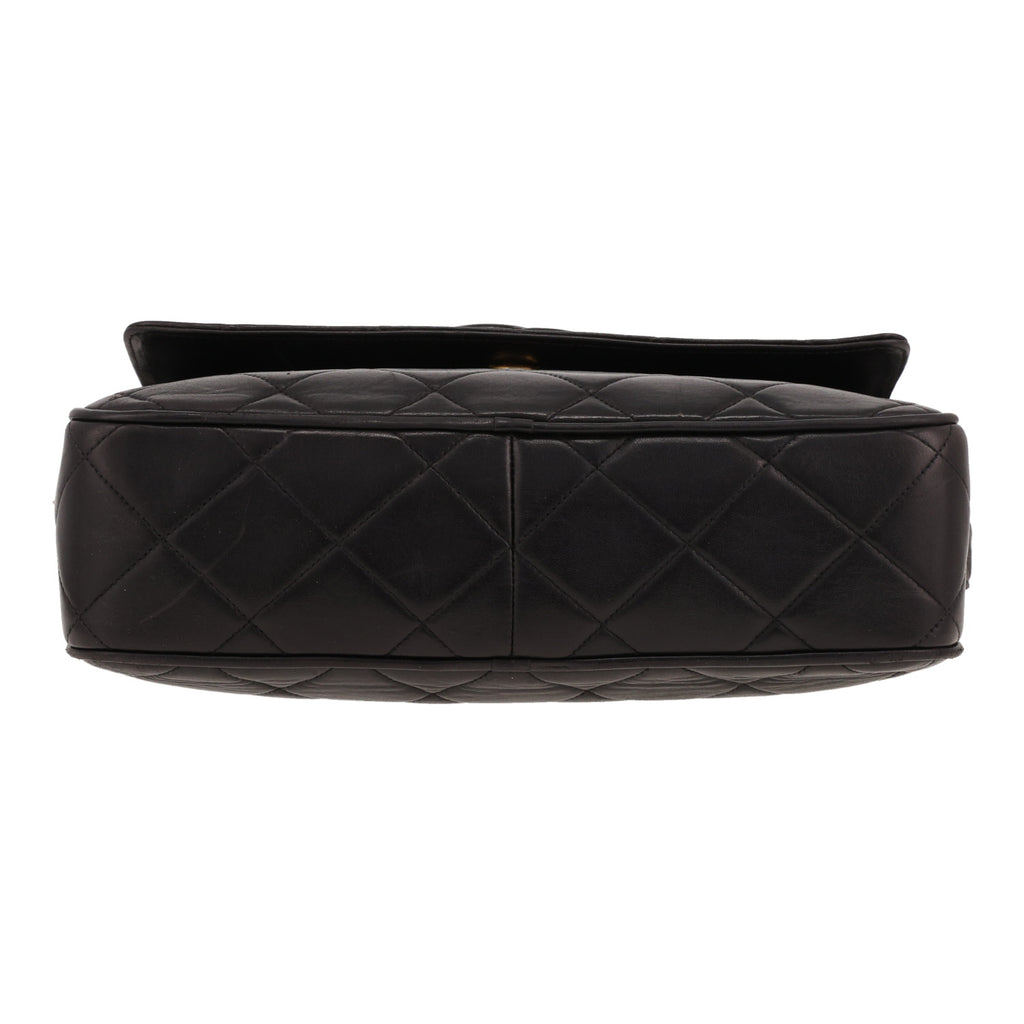 Vintage Chanel shoulder bag in black quilted leather - DETAIL 1
