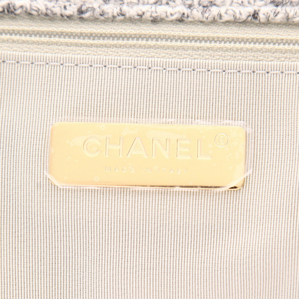 Chanel 19 handbag in grey tweed - DETAIL 2