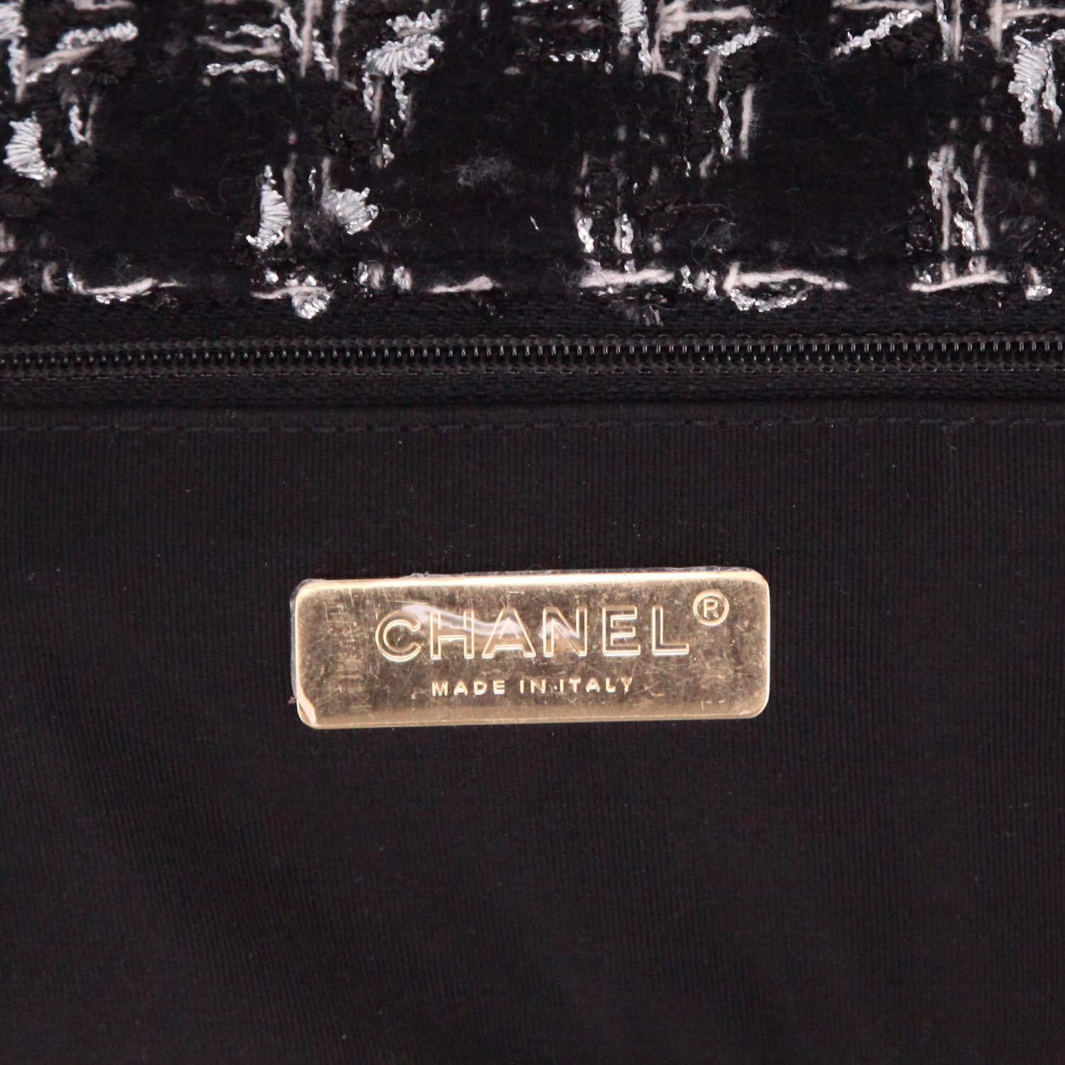 Chanel 19 shoulder bag in black and grey tweed - DETAIL 2