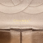 Chanel 2.55 handbag in gold quilted leather - DETAIL 2