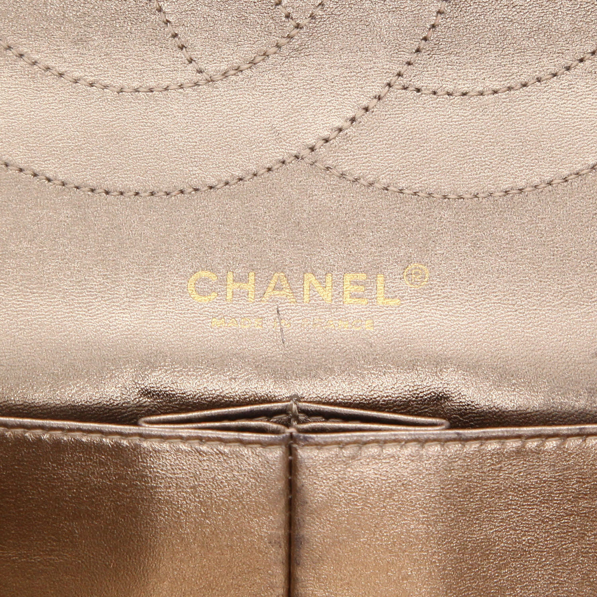 Chanel 2.55 handbag in gold quilted leather - DETAIL 2