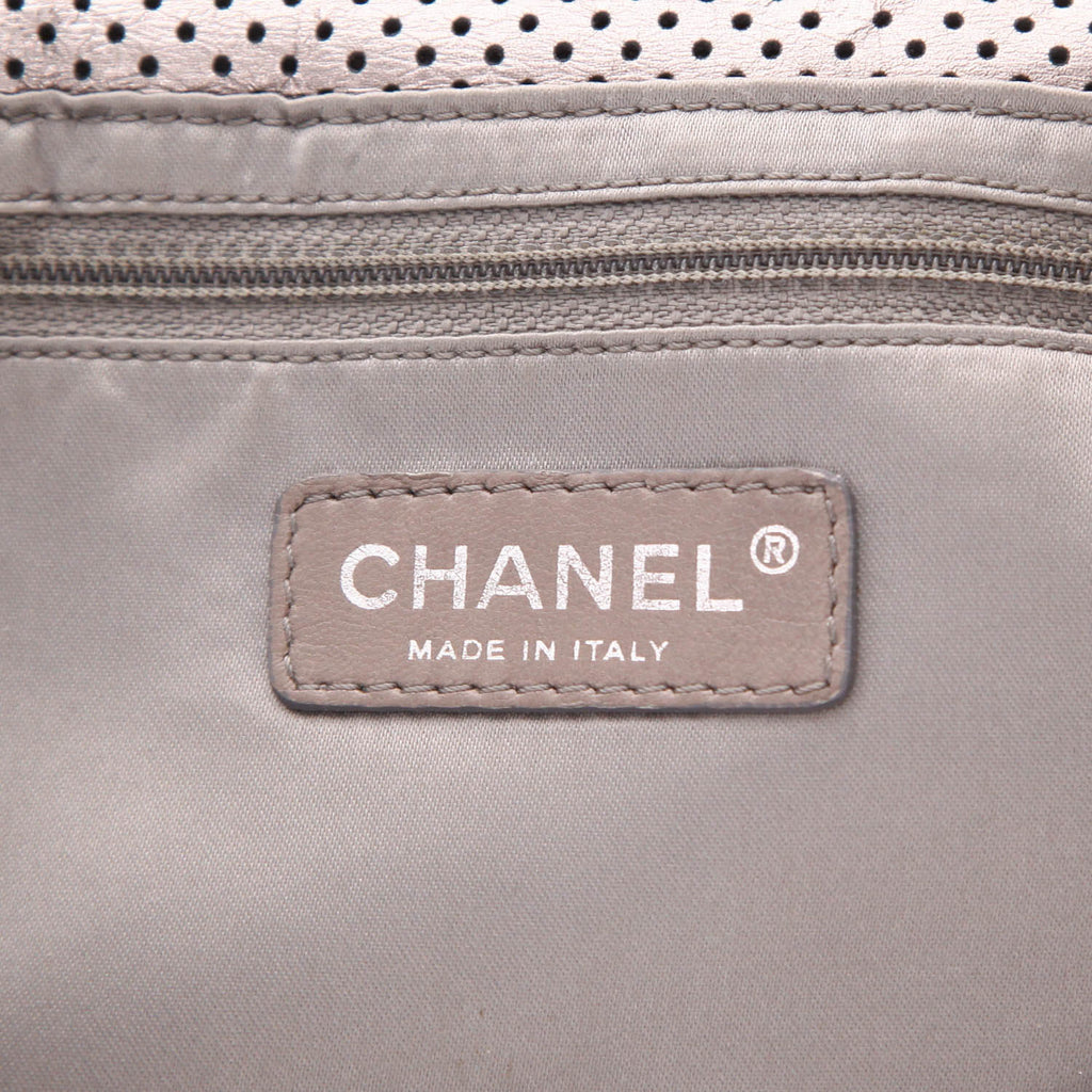 Chanel 2.55 handbag in silver leather - DETAIL 2