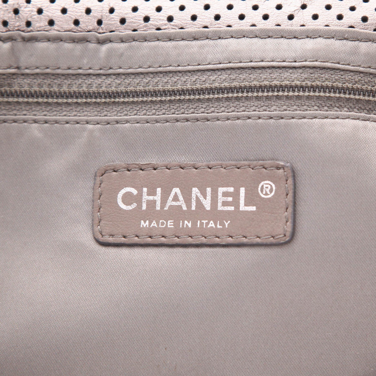 Chanel 2.55 handbag in silver leather - DETAIL 2