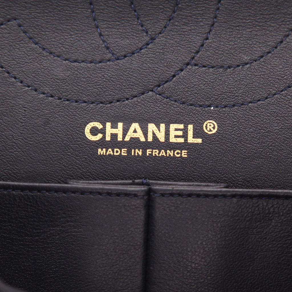 Chanel 2.55 large model handbag in navy blue quilted canvas - DETAIL 2