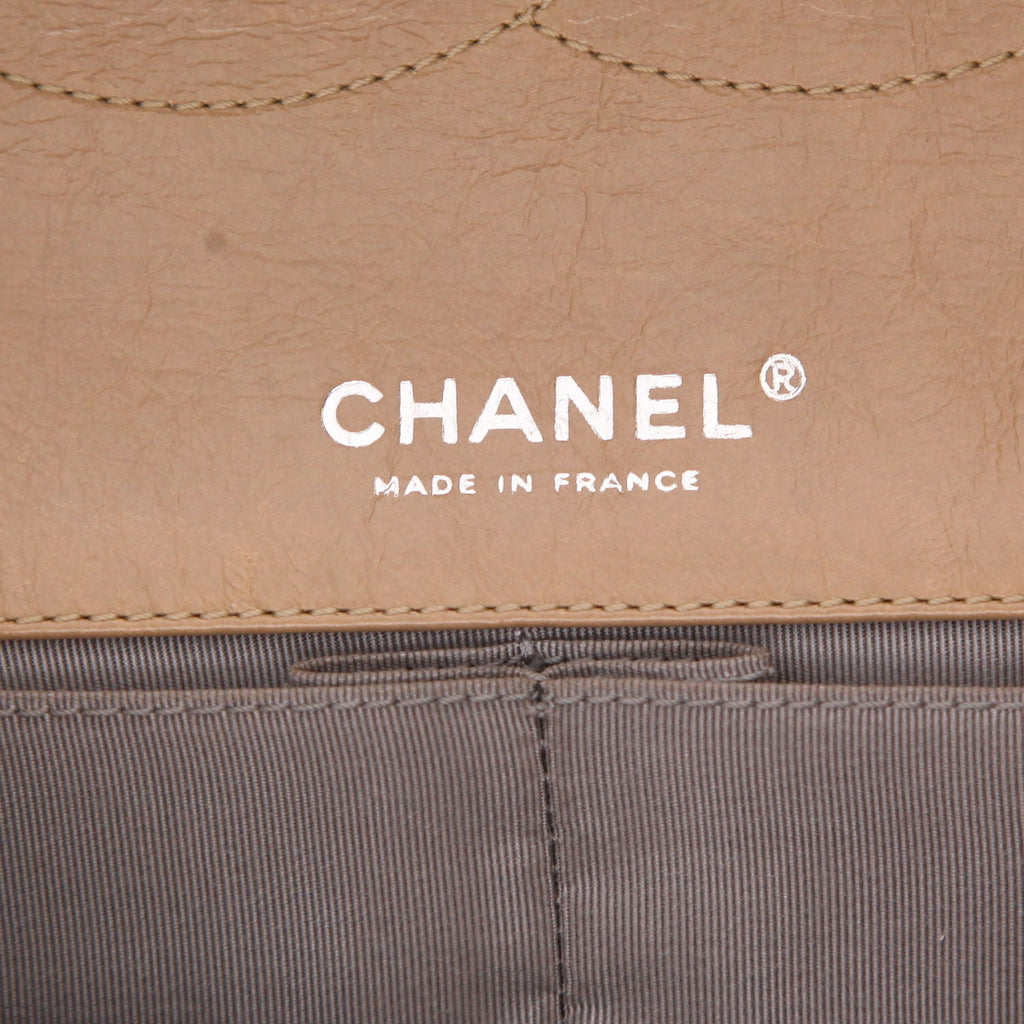 Chanel 2.55 shoulder bag in beige quilted leather - DETAIL 2