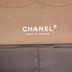 Chanel 2.55 shoulder bag in beige quilted leather - DETAIL 2