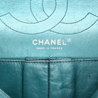 Chanel 2.55 shoulder bag in blue quilted iridescent leather - DETAIL 2