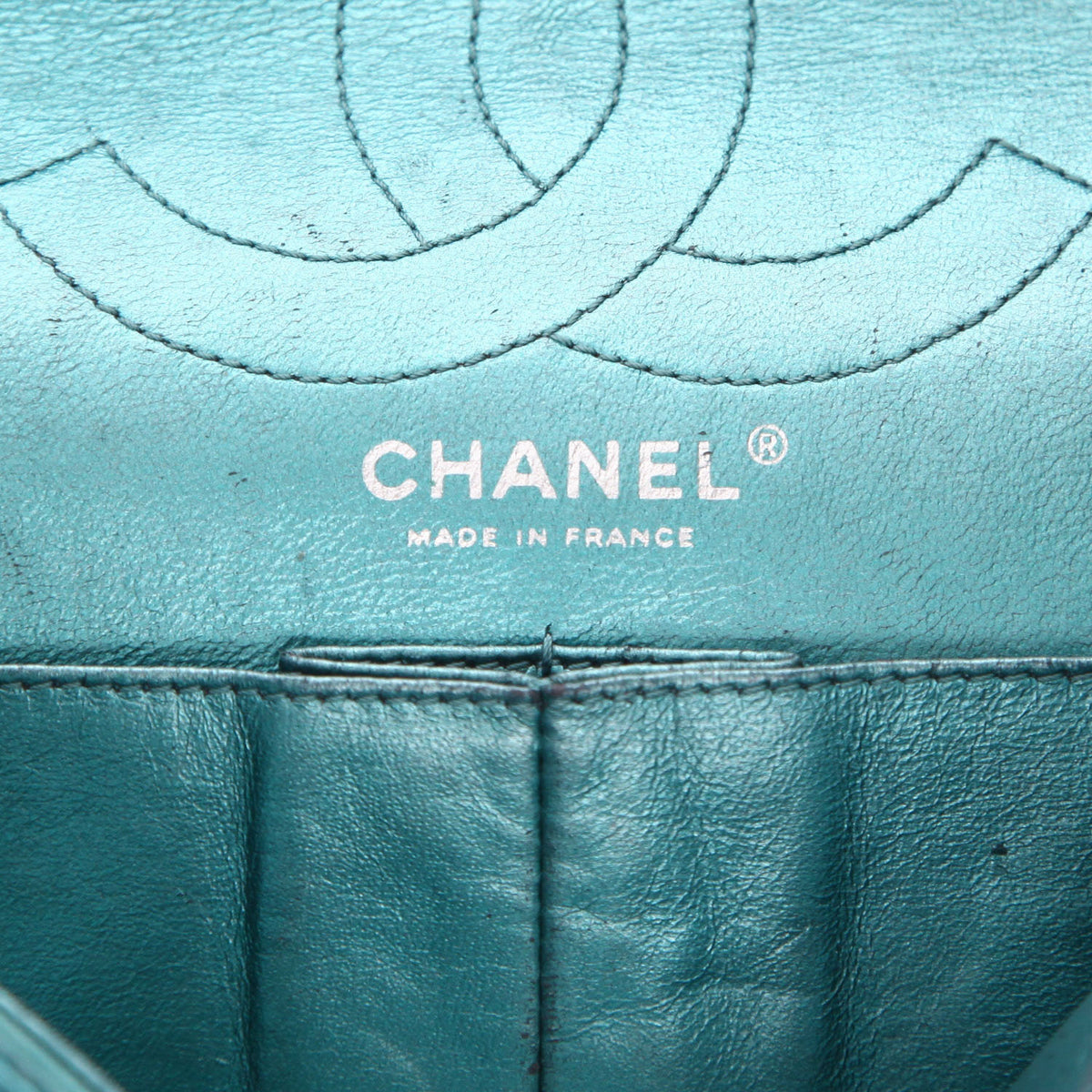 Chanel 2.55 shoulder bag in blue quilted iridescent leather - DETAIL 2
