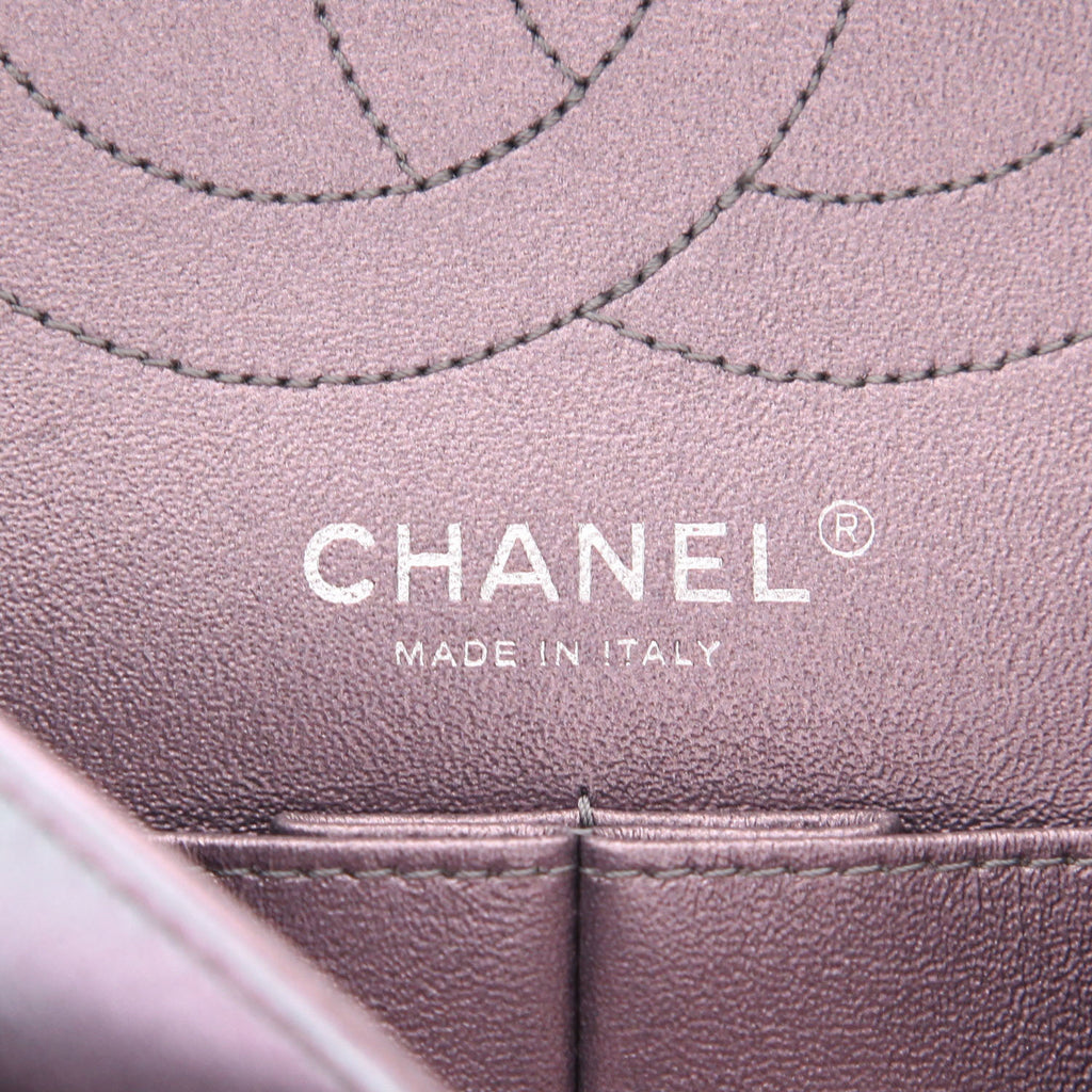 Chanel 2.55 shoulder bag in purple chevron quilted leather - DETAIL 2