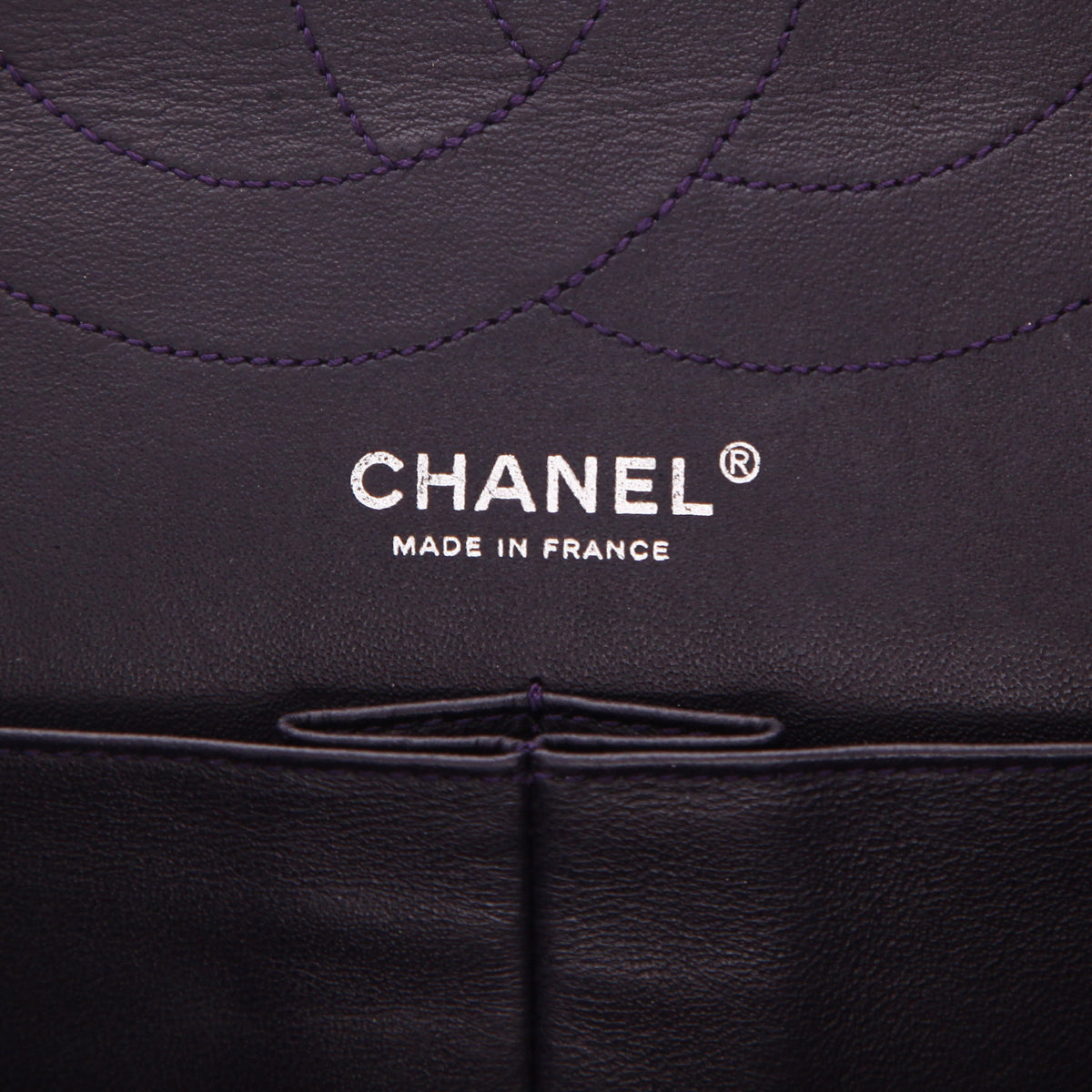 Chanel 2.55 shoulder bag in purple quilted leather - DETAIL 2