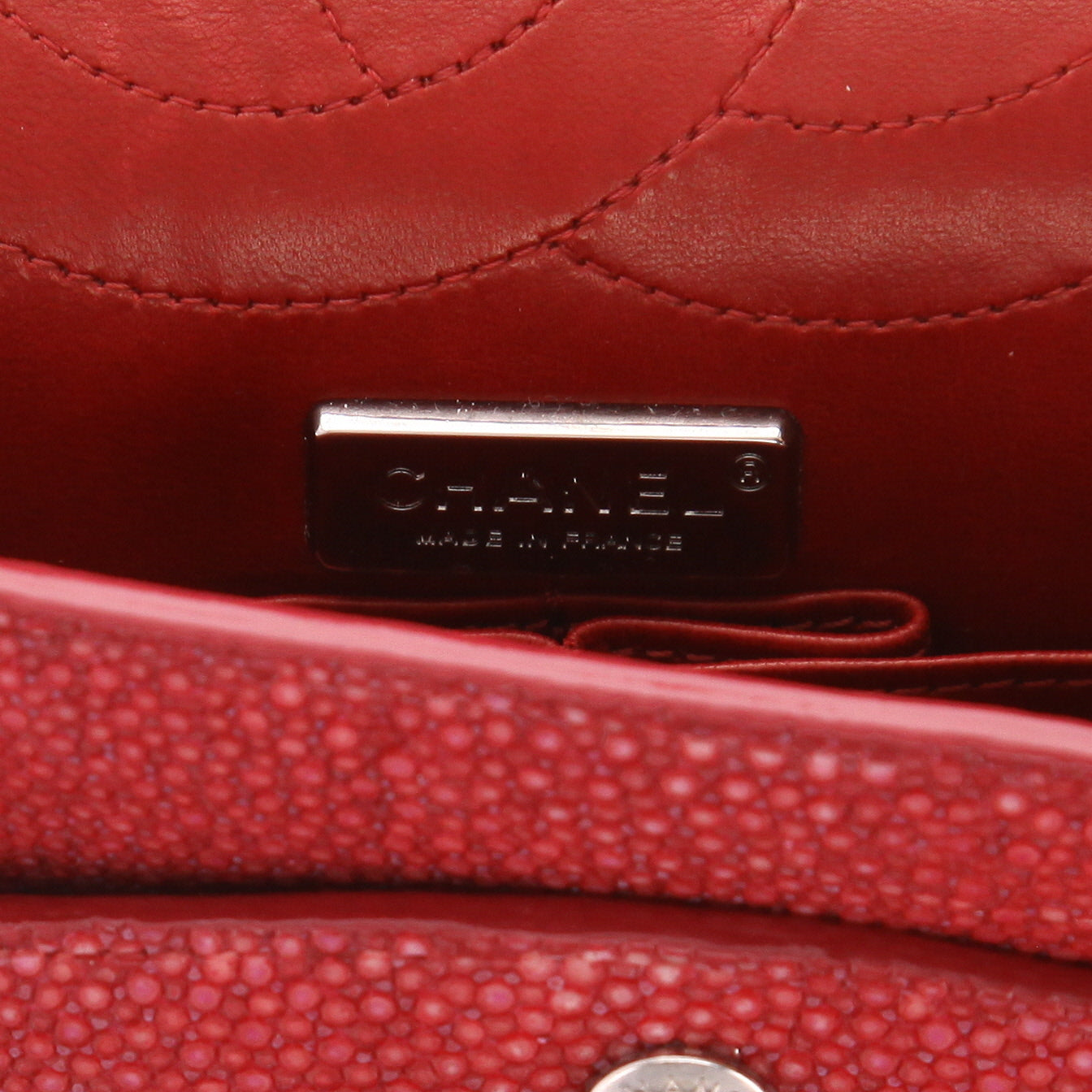 Chanel 2.55 medium model shoulder bag in red shagreen - DETAIL 2