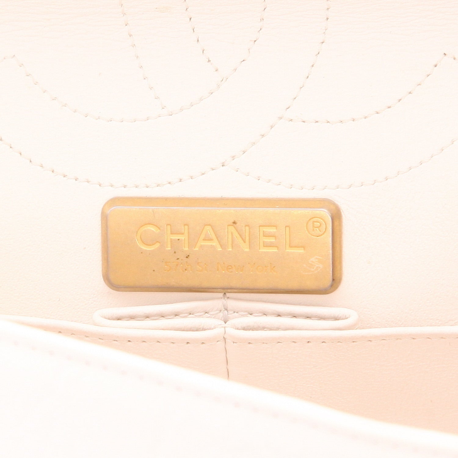 Chanel 2.55 shoulder bag in white quilted leather - DETAIL 2