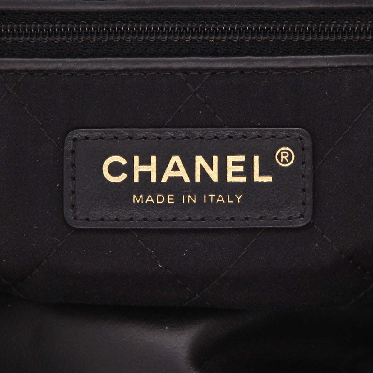 Chanel 22 small model handbag in black leather - DETAIL 2