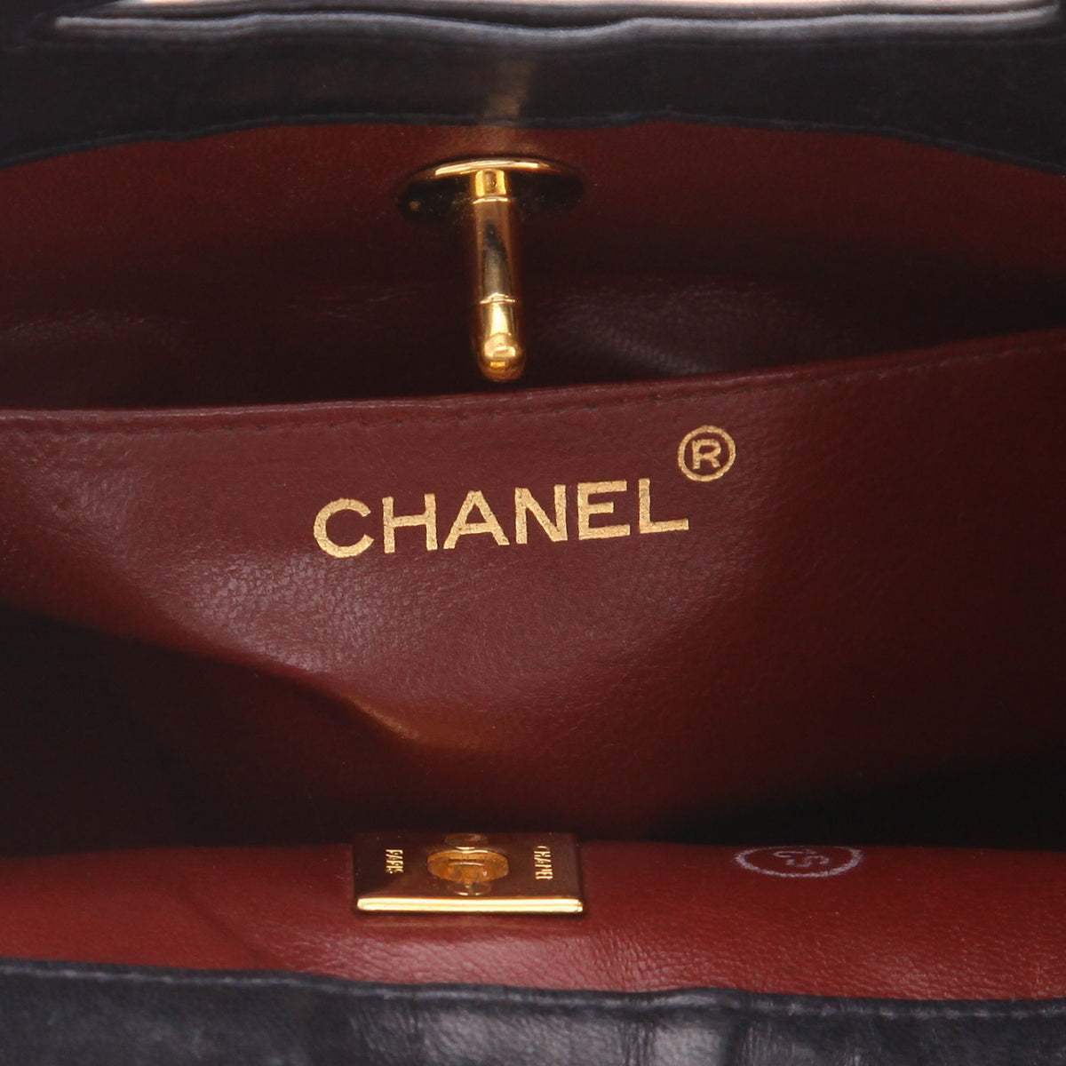 Chanel 31 shoulder bag in navy blue quilted jersey and navy blue leather - DETAIL 2