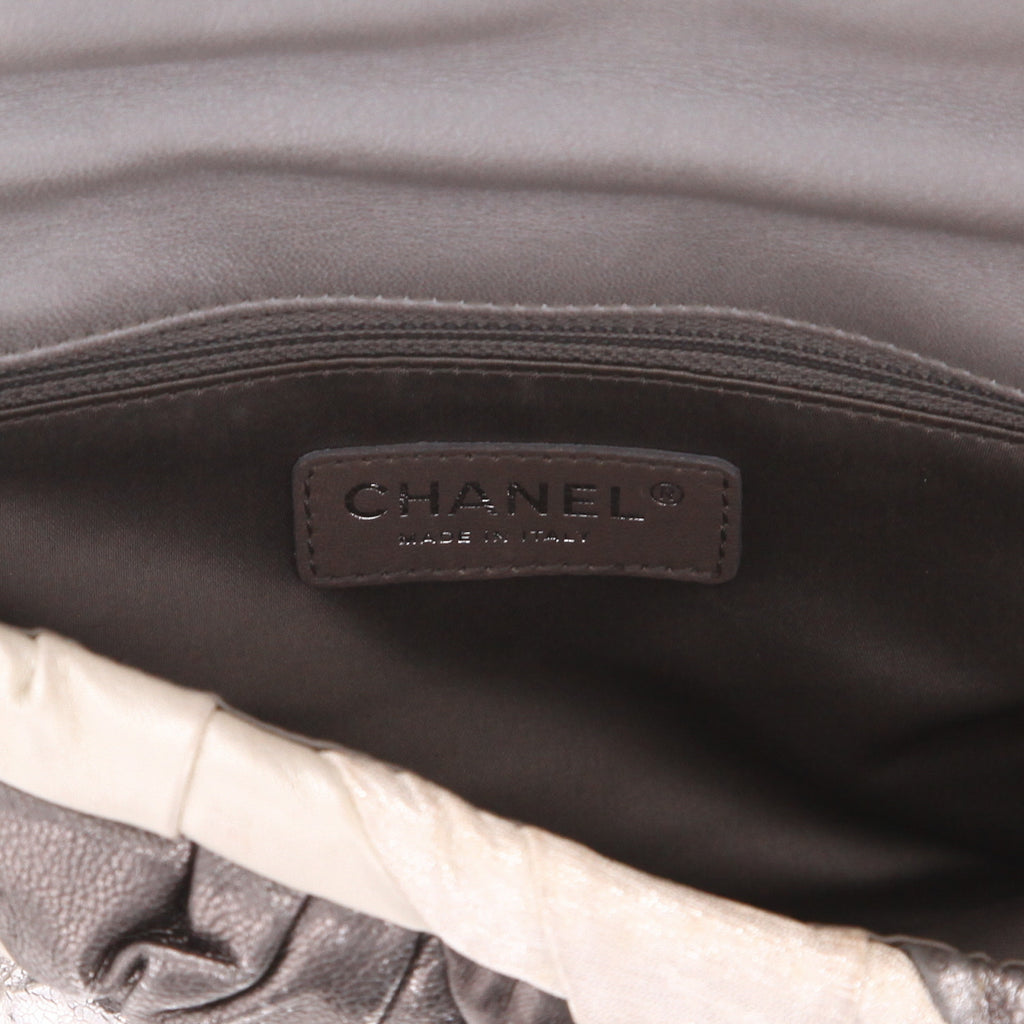 Chanel Baguette handbag in beige, grey and silver leather - DETAIL 2