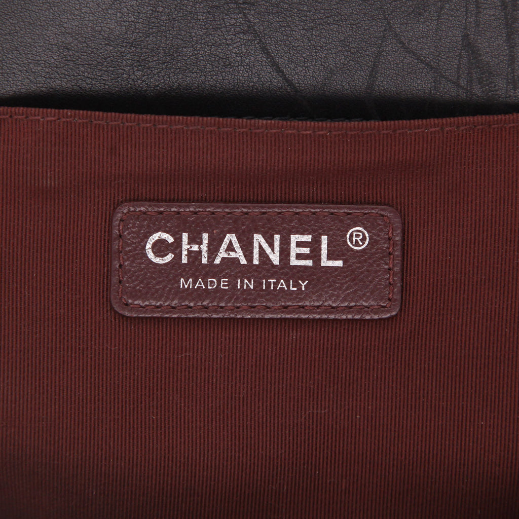Chanel Boy shoulder bag in black leather - DETAIL 2