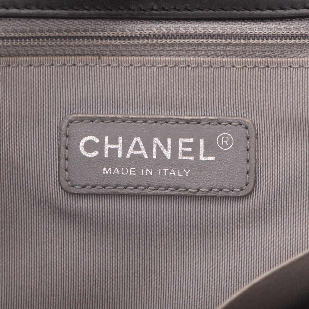 Chanel Boy large model shoulder bag in black leather - DETAIL 2