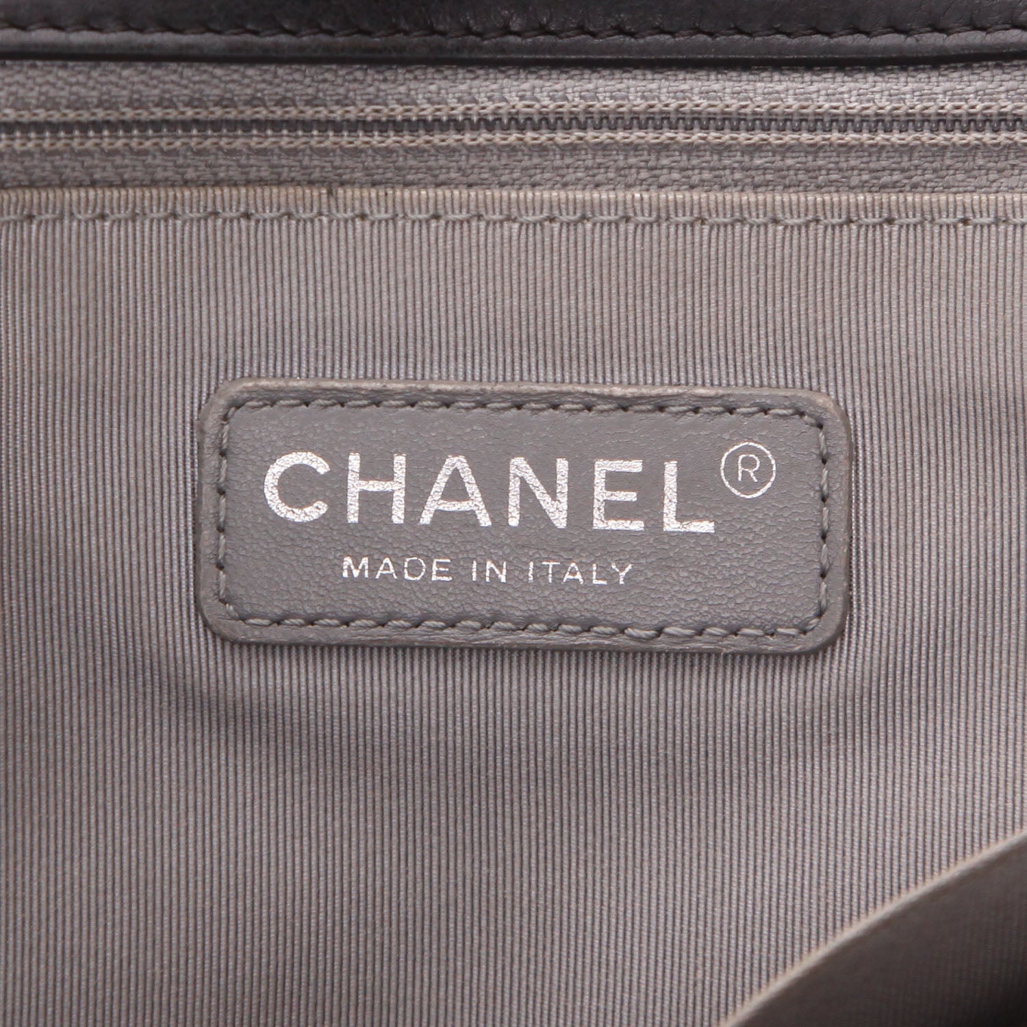Chanel Boy large model shoulder bag in black leather - DETAIL 2