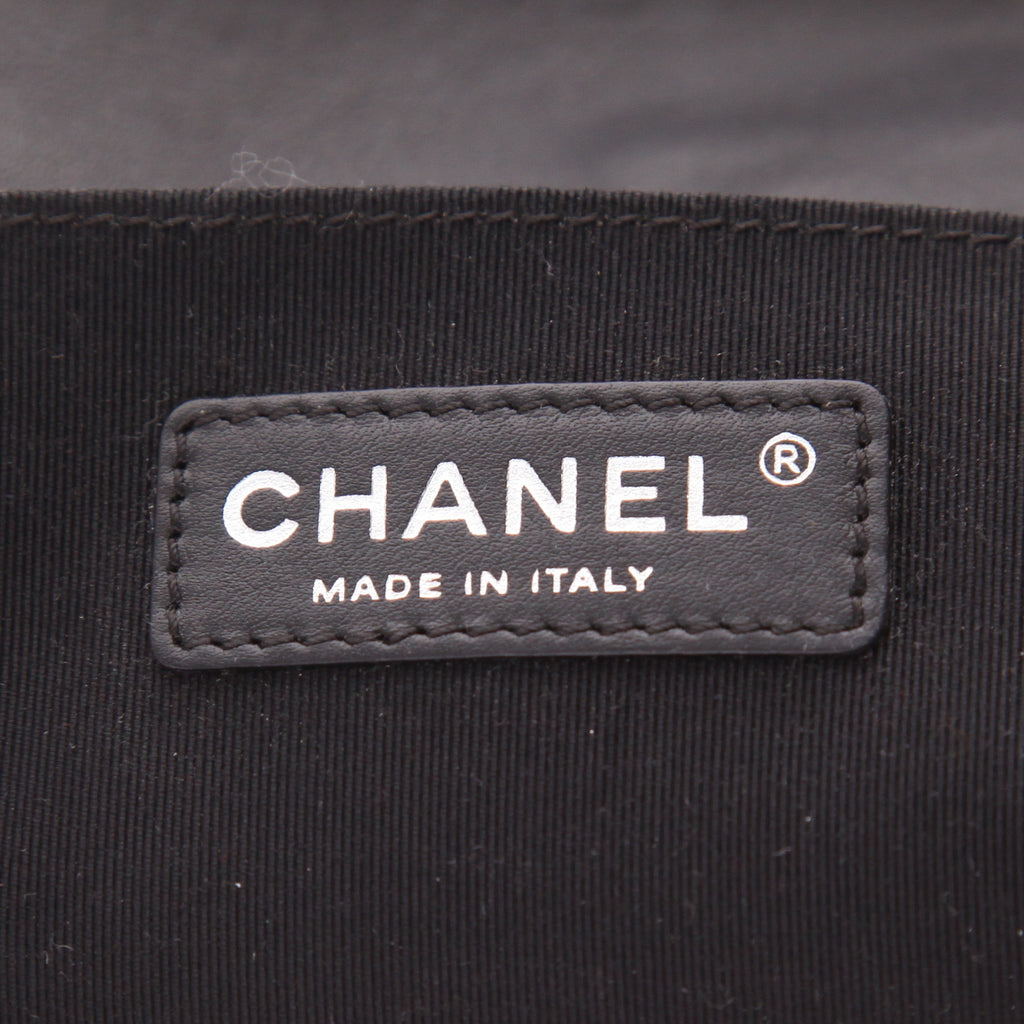 Chanel Boy shoulder bag in black patent leather - DETAIL 2