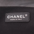 Chanel Boy shoulder bag in black patent leather - DETAIL 2