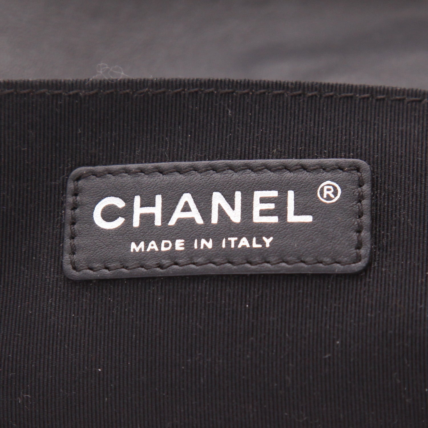 Chanel Boy shoulder bag in black patent leather - DETAIL 2