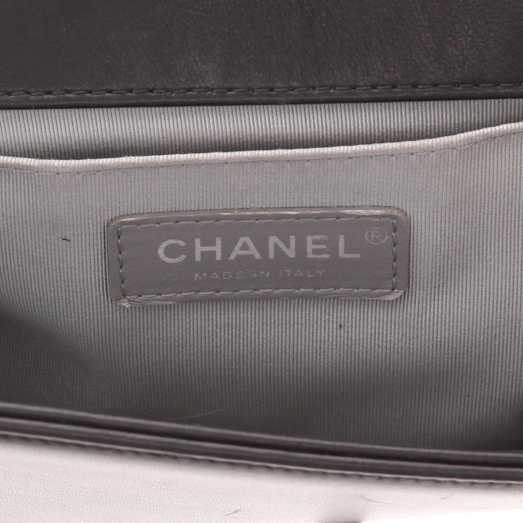 Chanel Boy shoulder bag in black quilted leather - DETAIL 2