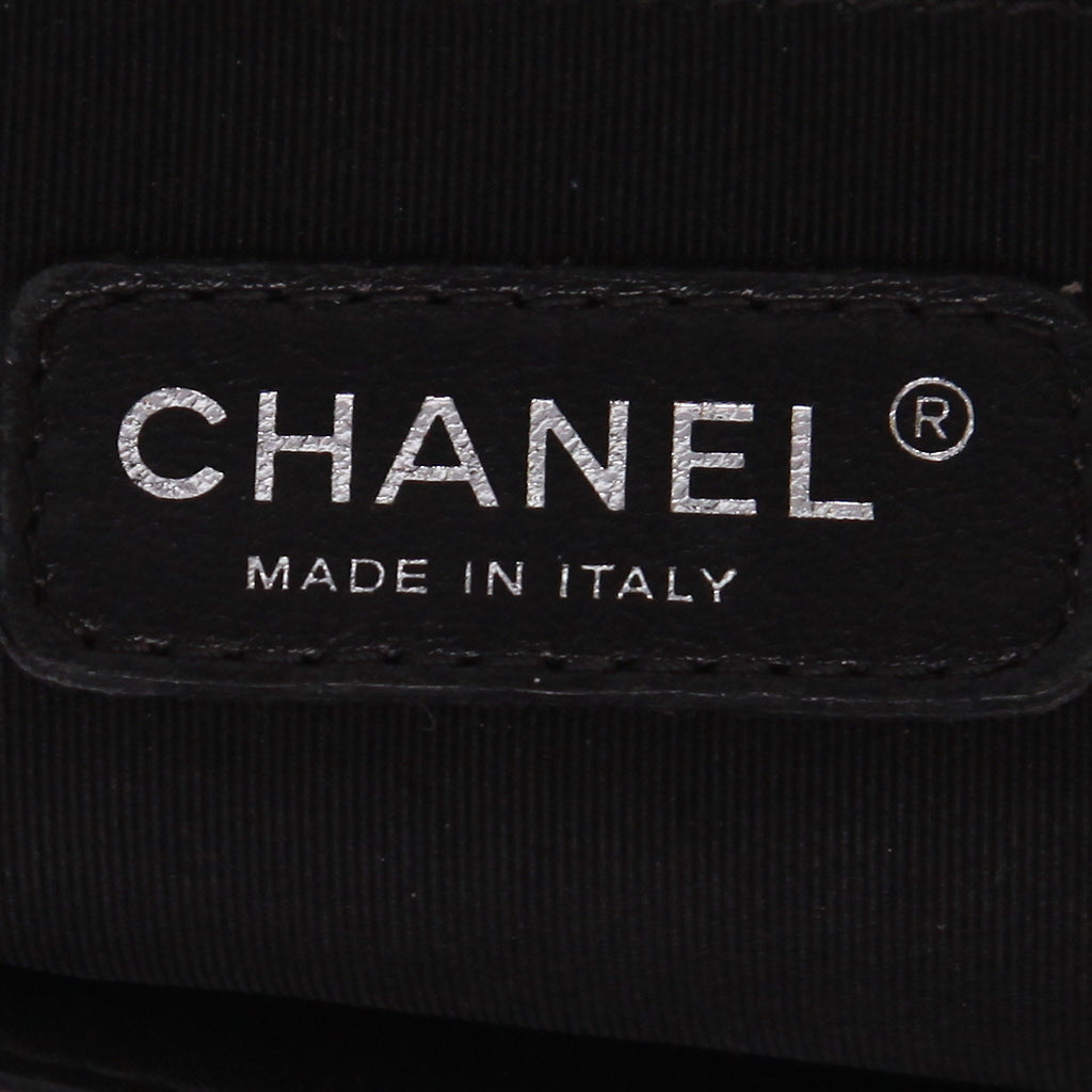 Chanel Boy shoulder bag in black quilted leather - DETAIL 2