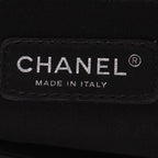 Chanel Boy shoulder bag in black quilted leather - DETAIL 2