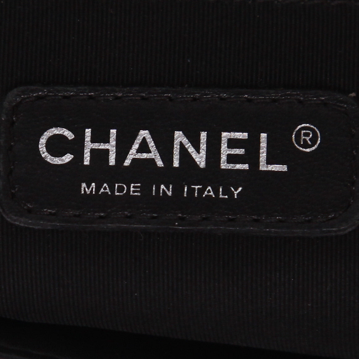 Chanel Boy shoulder bag in black quilted leather - DETAIL 2