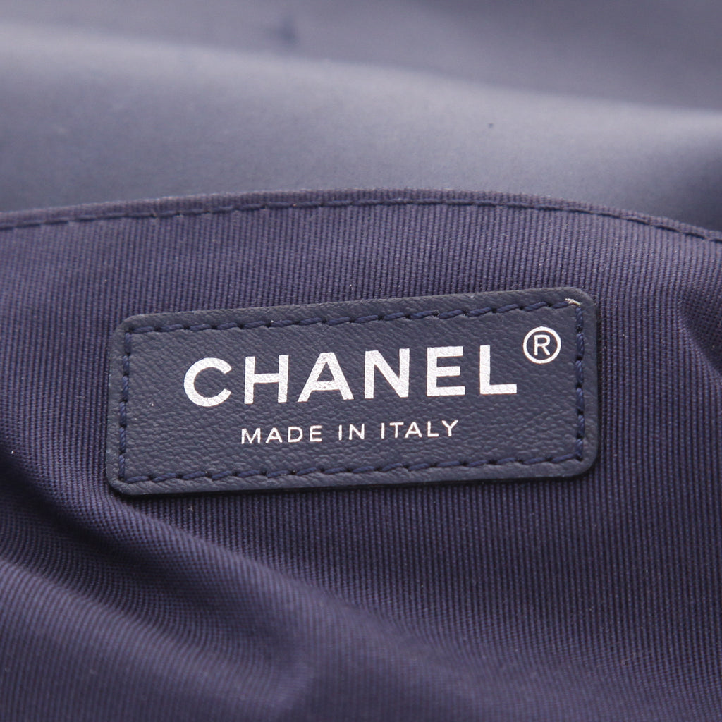 Chanel Boy shoulder bag in blue leather - DETAIL 2