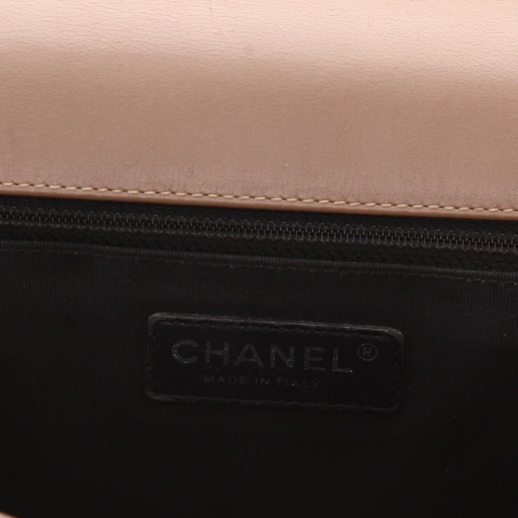 Chanel Boy large model shoulder bag in brown patent quilted leather - DETAIL 2