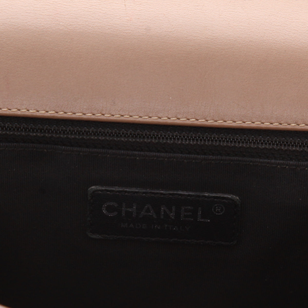 Chanel Boy large model shoulder bag in brown patent quilted leather - DETAIL 2