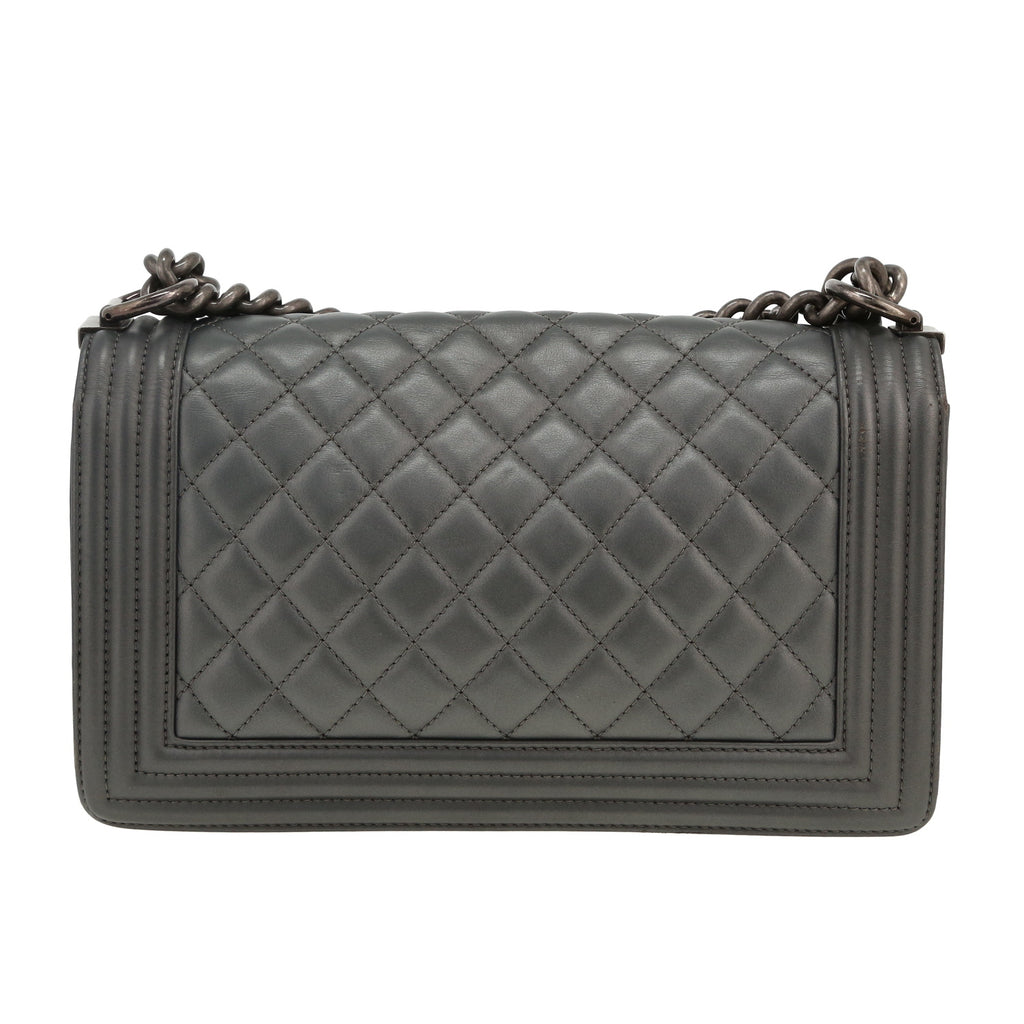 Chanel Boy shoulder bag in grey metallic quilted leather - DETAIL 2
