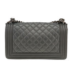 Chanel Boy shoulder bag in grey metallic quilted leather - DETAIL 2