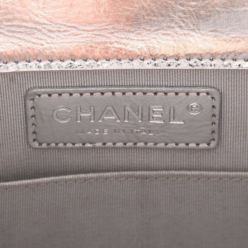 Chanel Boy shoulder bag in silver patent quilted leather - DETAIL 2