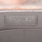 Chanel Boy shoulder bag in silver patent quilted leather - DETAIL 2