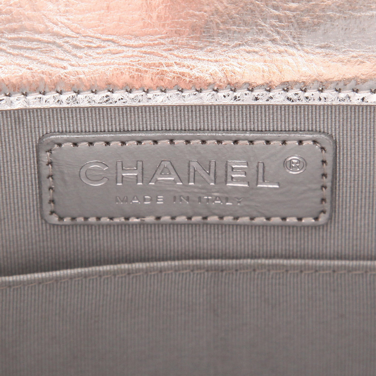 Chanel Boy shoulder bag in silver patent quilted leather - DETAIL 2