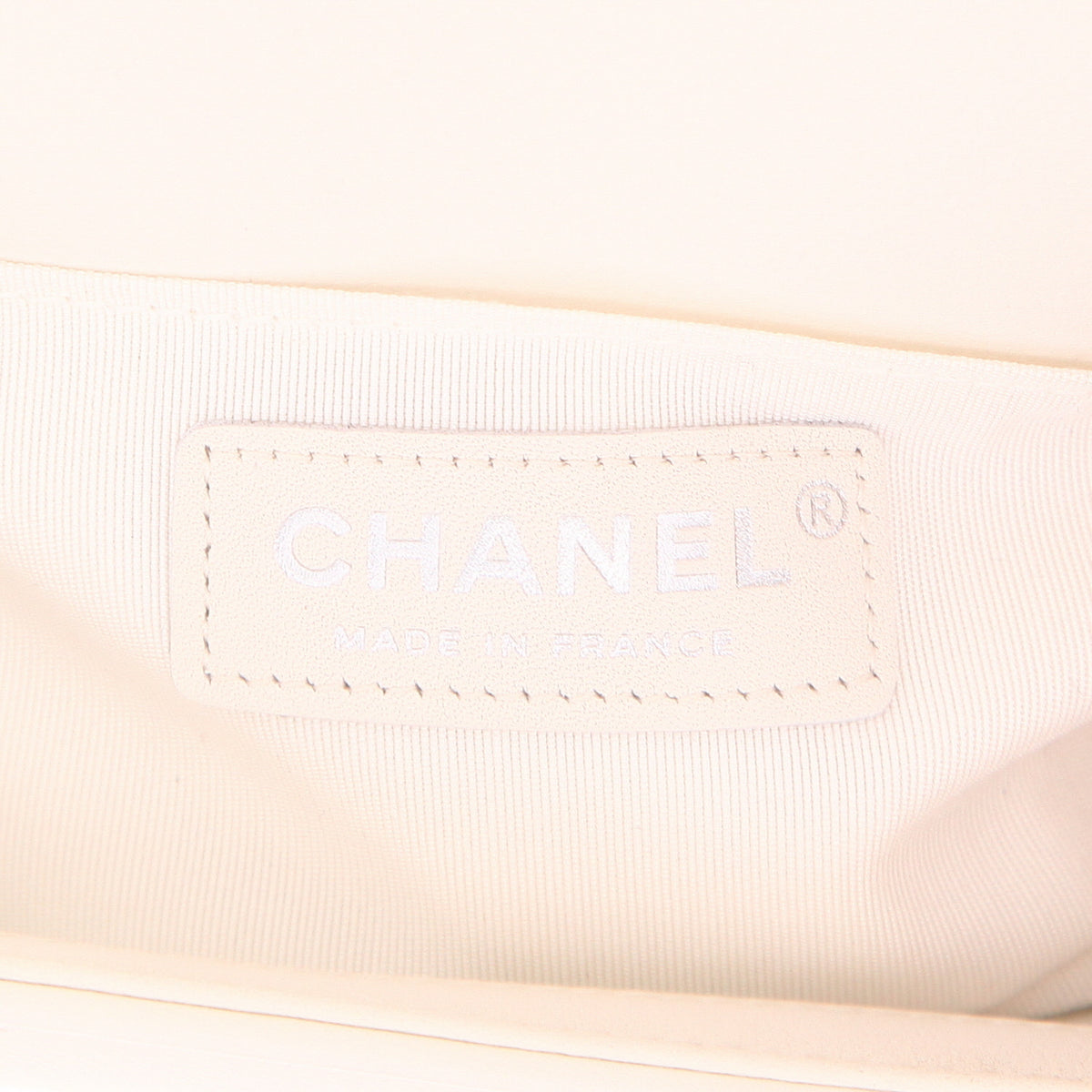 Chanel Boy shoulder bag in white quilted leather - DETAIL 2