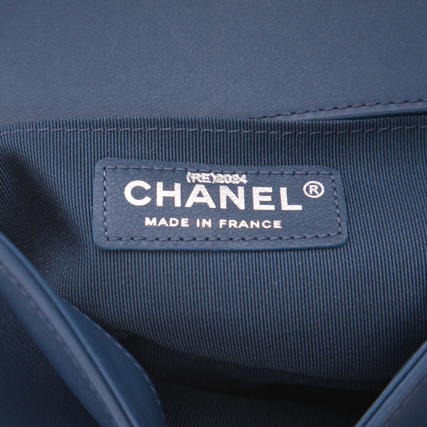 Chanel Boy small model shoulder bag in blue chevron quilted leather - DETAIL 2