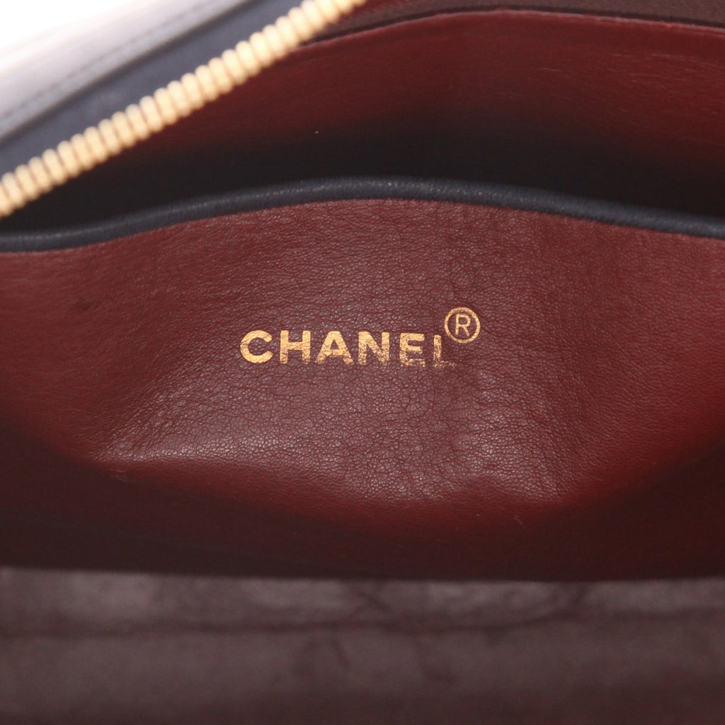Chanel Camera handbag in Bleu Marine quilted leather - DETAIL 2