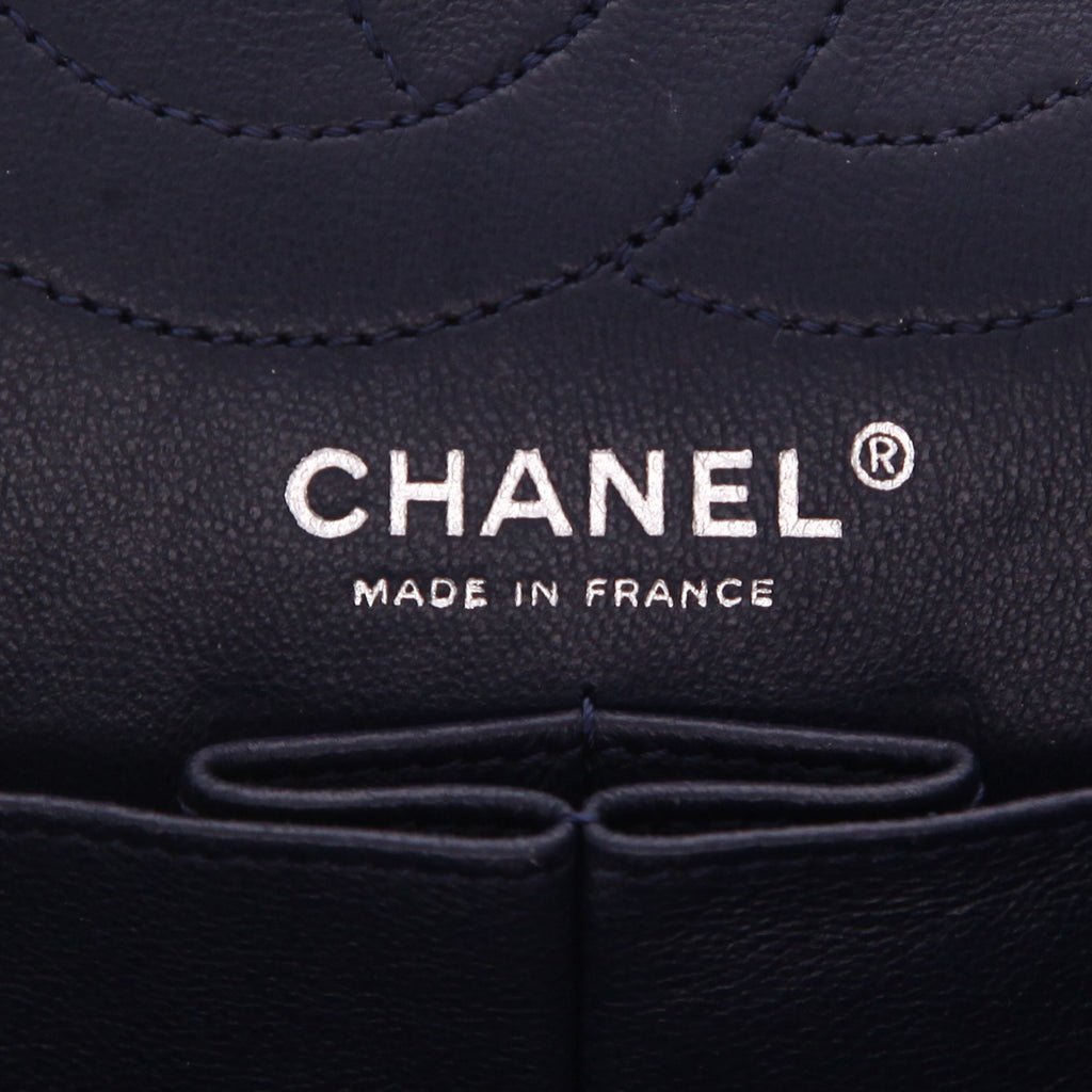 Chanel 2.55 handbag in navy blue quilted leather - DETAIL 2