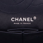 Chanel 2.55 handbag in navy blue quilted leather - DETAIL 2