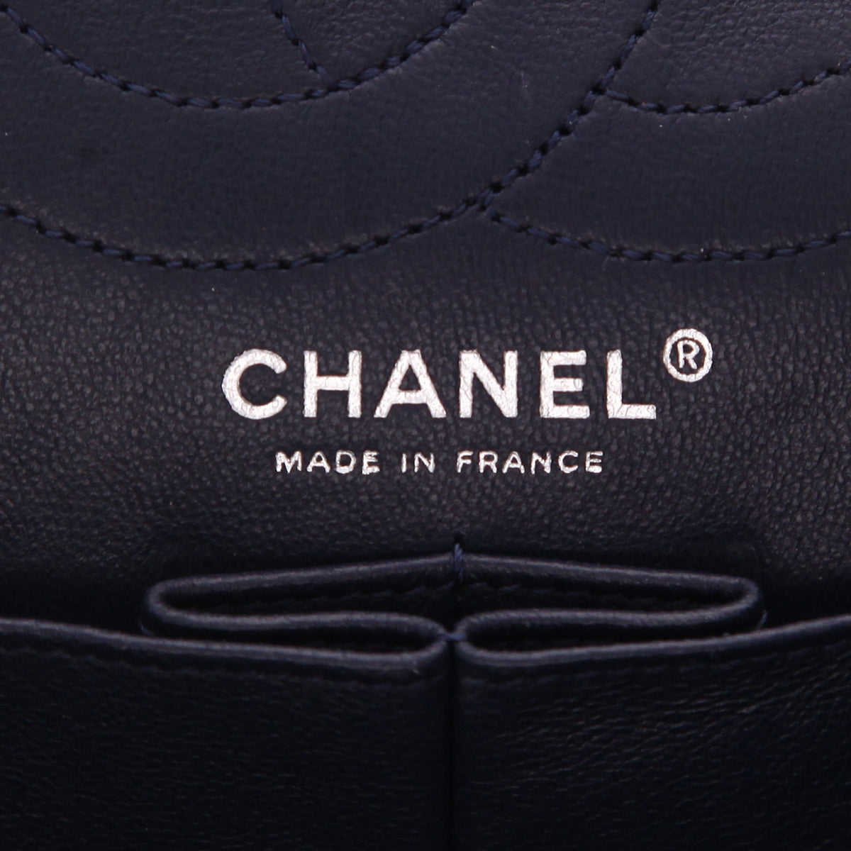 Chanel 2.55 handbag in navy blue quilted leather - DETAIL 2